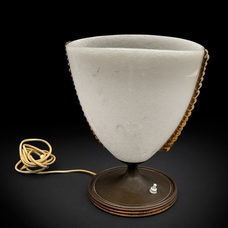 MURANO, anni '30. Una lampada da tavolo in vetro pulegoso bianco e...