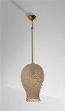 PAOLO VENINI Una lampada a sospensione, anni '50. Canne di vetro lattimo...