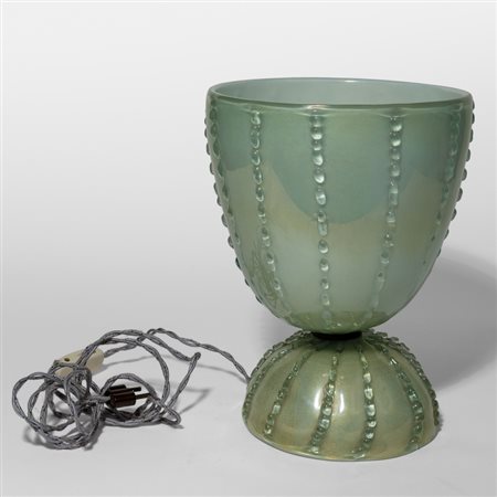 UNA LAMPADA DA TAVOLO, anni '40. Vetro incamiciato iridato con applicazione...