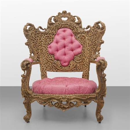 URANO PALMA Una poltrona, primi anni '70. Legno naturale "tarlato" a...