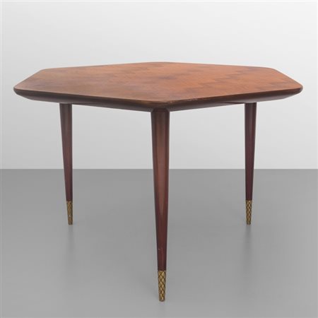 UN TAVOLO, anni '50. Legno di palissandro tornito, ottone, legno...