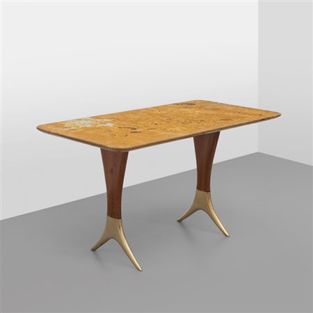 GUGLIELMO ULRICH Un tavolino, anni '40. Ottone, legno tinto all'anilina,...