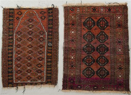 Lotto di 2 tappeti antichi, cm. 86x120 e cm. 96x130.