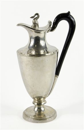 Grande brocca in argento con manico in legno, sul coperchio figura di cigno....