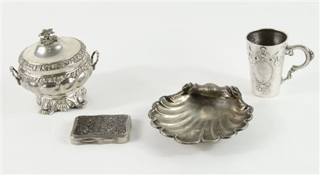 Lotto di 4 oggetti in argento tra cui zuccheriera e scatoletta. Gr. tot 600.