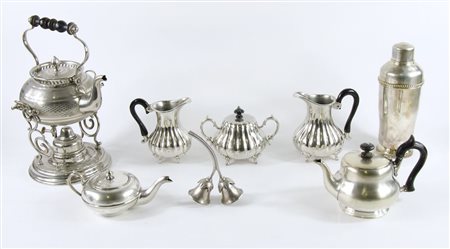 Lotto di vari oggetti in metallo.