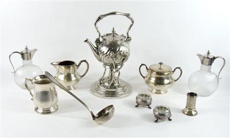 Lotto di vari oggetti in metallo.