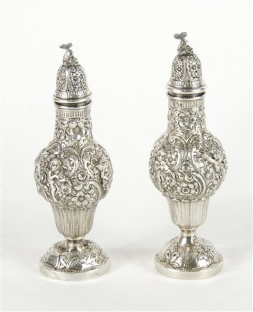 Paio di spargizucchero in argento finemente sbalzato a motivi floreali e...