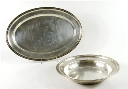 Lotto in argento composto da grande vassoio ovale e centrotavola rotondo. Cm....