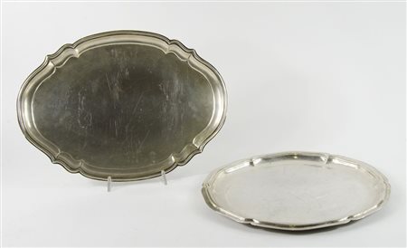 Lotto di 2 vassoi in argento con bordo sagomato. Gr. 1500.