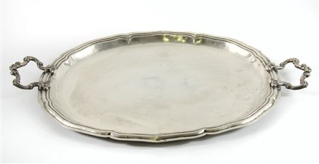 Vassoio ovale in argento con manici lavorati laterali. cm. 33x55. Gr. 1620.