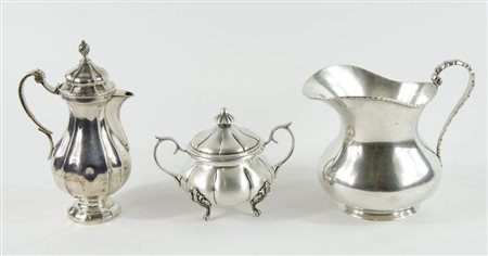Lotto di 3 oggetti in argento composto da brocca, zuccheriera e caffettiera....