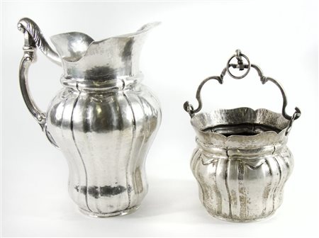 Lotto in argento composto da grande brocca e secchiello con manico. H. max...