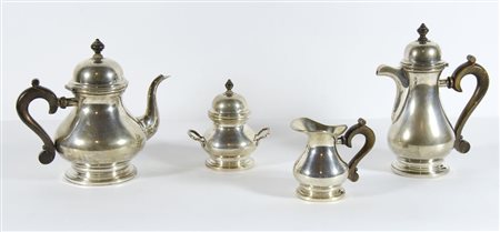 Servizio da caffè e thè in argento con manici in legno composto da 4 pezzi....