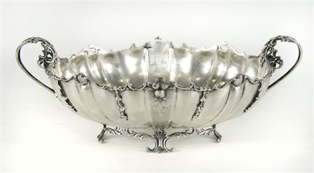 Centrotravola ovale in argento con manici sbalzati. cm. 21x39. gr. 870.