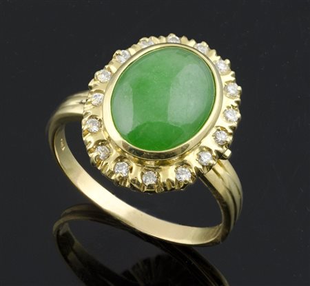 Anello in oro giallo a margherita centrato da giadeite ovale cabochon con...