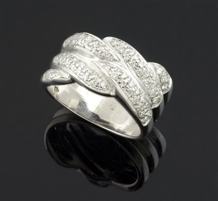 Anello in oro bianco a fascia ad intreccio con diamanti taglio brillante per...