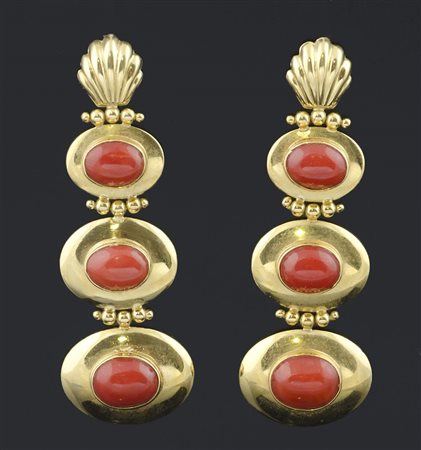 Orecchini in oro giallo a discesa con 3 elementi ovali centrati da corallo...