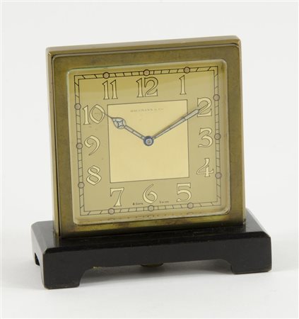Hausmann & Co.: piccolo orologio da tavolo di forma quadrata su base in...