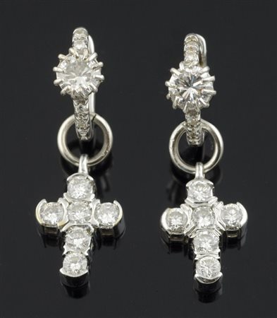 Orecchini in oro bianco ad anella con diamante taglio brillante a punto luce...