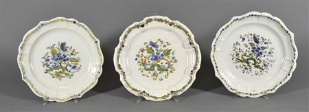 Lotto di 3 piatti in maiolica decorati a ponticello. Manifattura Antonibon...