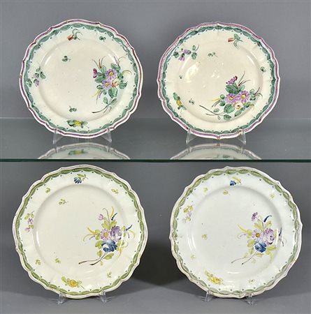 Lotto di 4 piatti in maiolica con decoro floreale. Manifattura Milano Santa...