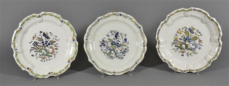 Lotto di 3 piatti in maiolica decorati a ponticello. Manifattura Antonibon...