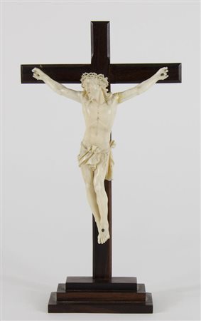 Piccolo crocifisso in avorio finemente intagliato, su croce in legno. H. tot...