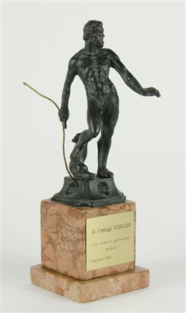 Scultura in bronzo a patina scura raffigurante personaggio, base in marmo. H....