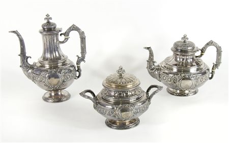 Servizio da thè in argento sbalzato composto da 3 pezzi. Punzoni Parigi 1860.