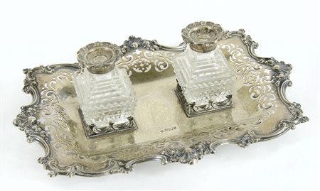 Calamaio in argento finemente sbalzato e traforato con contenitori in...