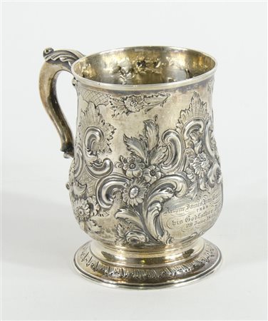 Bicchiere inglese in argento con manico, lavorato a sbalzo a motivi floreali...