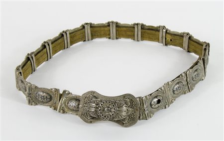 Cintura in argento sbalzato con medaglioni ovali niellati. XIX secolo. Lung....