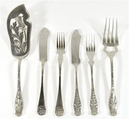 Lotto di 2 servizi di posate da pesce in metallo. Epoca Liberty.