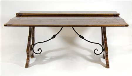 Tavolo fratino in legno con inserimenti in ferro battuto, piano apribile a...