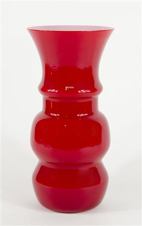 Venini: vaso in vetro rosso con interno lattimo. Firmato sotto la base Venini...