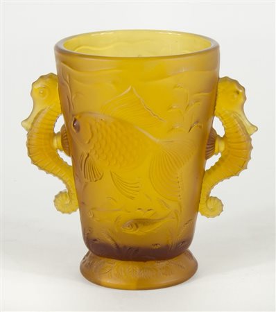 Vaso in vetro lattimo giallo decorato con figure di pesci, manici a forma di...