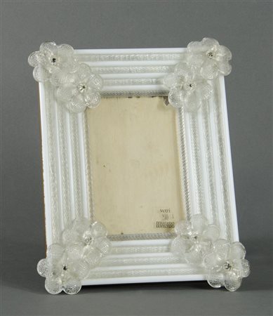 Cornice portafoto in vetro di Murano a 2 colori con fiori applicati. cm. 23x20.