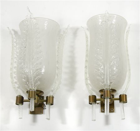 Coppia di appliques in vetro di Murano con applicazioni di foglie. H. cm. 30.