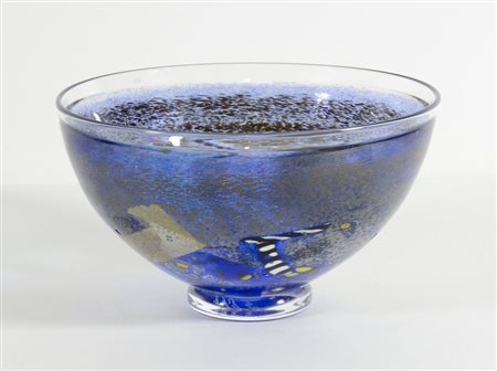 Kosta Boda: ciotola in vetro policromo decorato. Firma incisa sotto la base....