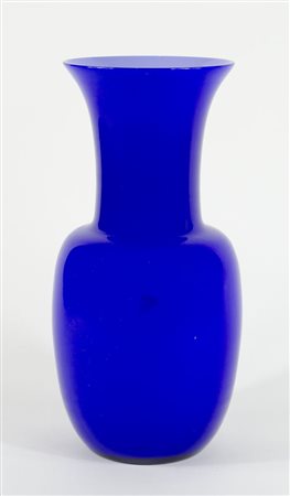 Vaso in vetro di Murano di colore blu. Sotto la base l'iscrizione Murano...