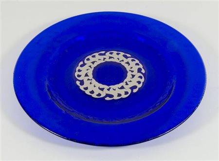 Osella: piatto in vetro trasparente azzurro. Diam. cm. 40.