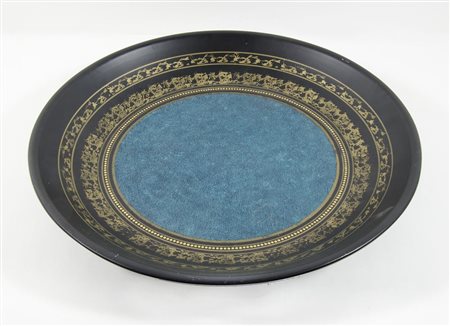 C. Rotondo: piatto in ceramica policroma con decori dorati. Diam. cm. 45.