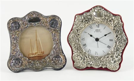 Lotto in argento composto da orologio da tavolo e cornice portafoto.