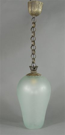 Lampada a sospensione in vetro verde pulegoso, struttura in metallo. H. cm. 73.