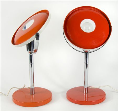 Imago: coppia di lampade da tavolo in metallo cromato e laccato arancio....