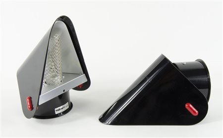 Valenti & C. Milano Coppia di appliques in metallo laccato nero.