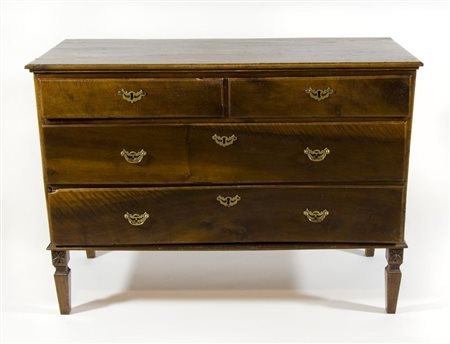 Cassettone a 4 cassetti su gambe a obelisco. XIX secolo. cm. 88x121x53.