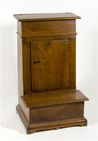 Inginocchiatoio in legno con anta.