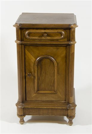 Comodino in legno con anta e cassetto.